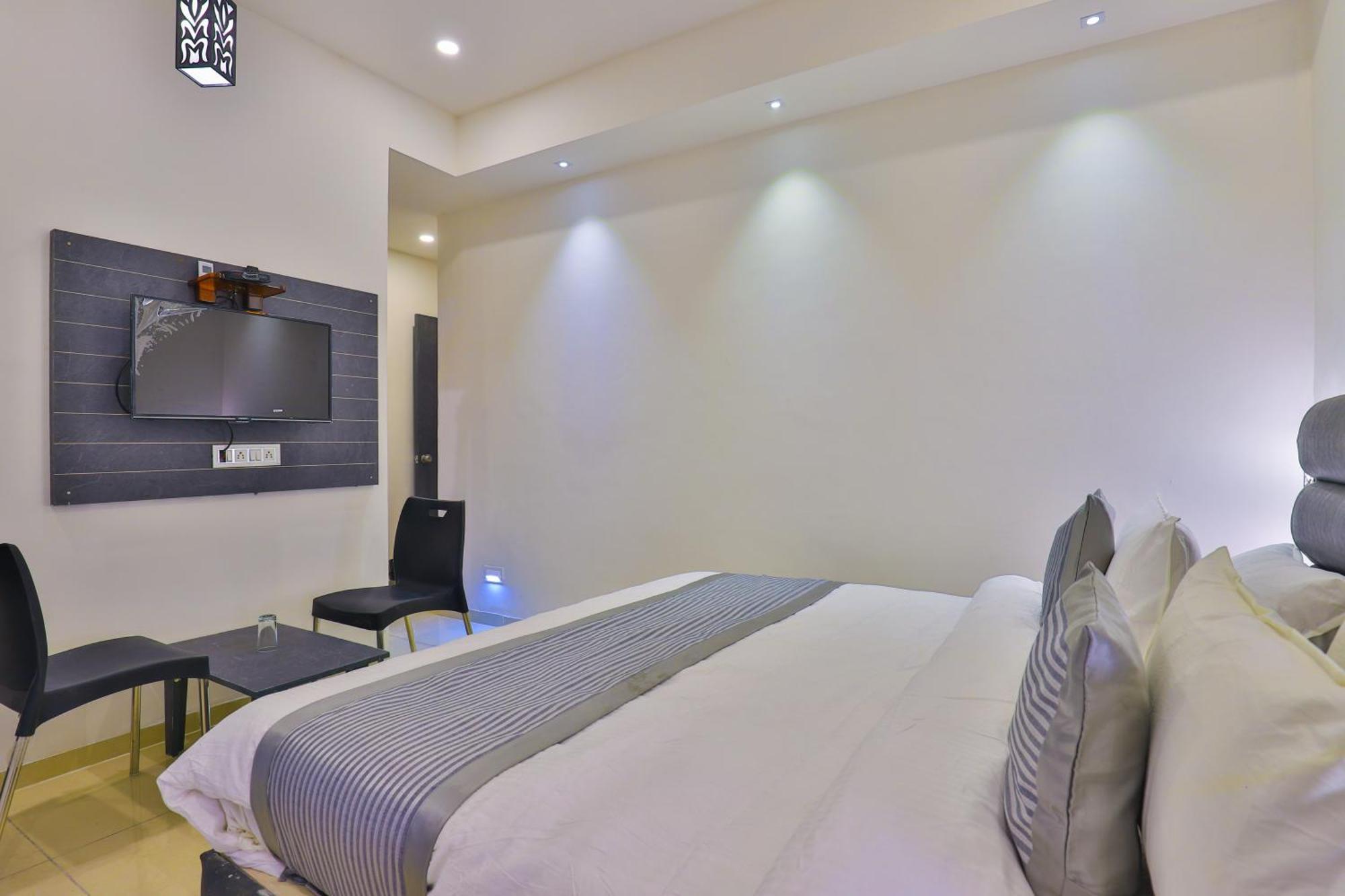 Nova Hotel New Crossroad Rajkot Dış mekan fotoğraf