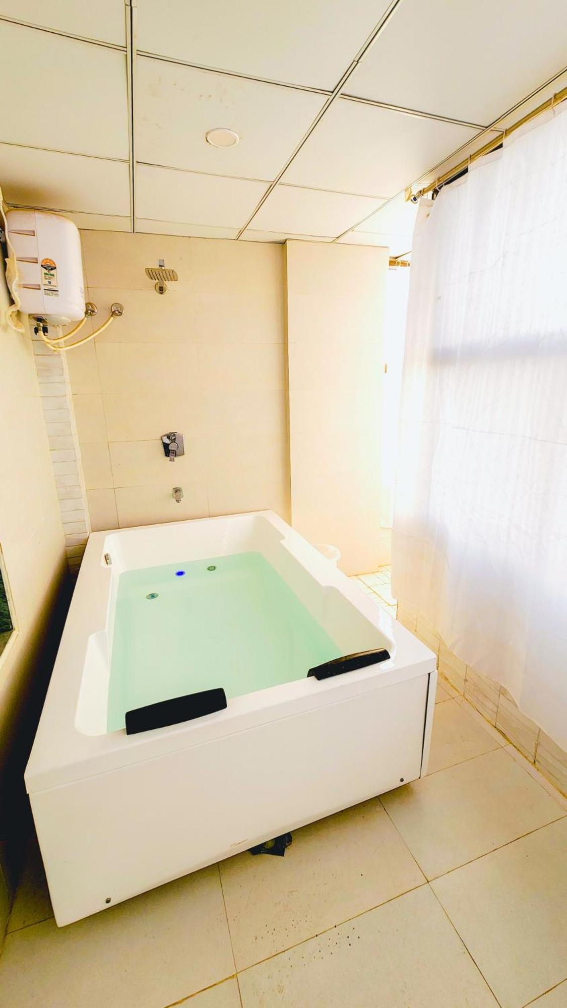Nova Hotel New Crossroad Rajkot Dış mekan fotoğraf